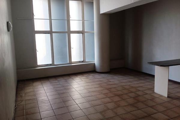 Located behind the Broad Street Police station you will find this spacious 1 bedroom unit with ensuite bathroom.

Large lounge area for ...