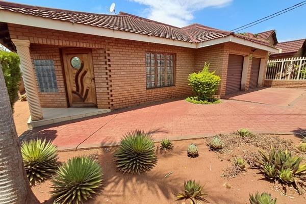 A gem in the heart of Lebowakgomo zone S

This property is conveniently located not far from the road and would suit one&#39;s needs if ...