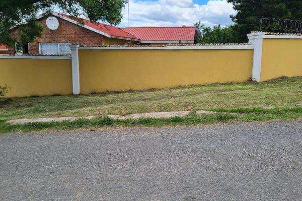 This property is waiting for you to make it your best home
This  property needs some love and a little bit of TLC
Its a 3bedroom main ...