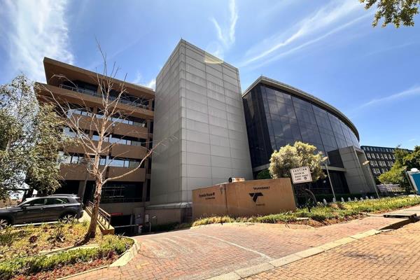 This well-appointed office building in Parktown provides 10386sqm of workspace across 5 ...