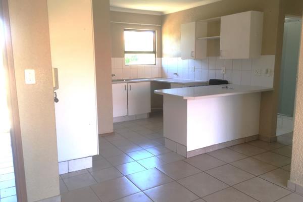 Make this sunny good sized apartment your new home! Main bedroom with ensuite bathroom, 2nd bathroom has shower and a bidet!
Kitchen ...