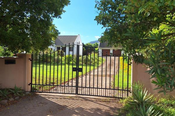 Sole mandate . A WONDERFUL OPEN GARDEN WITH SWEEPING MOUNTAIN VIEWS
A well- built main house in sought after Vlei Street, with generous ...