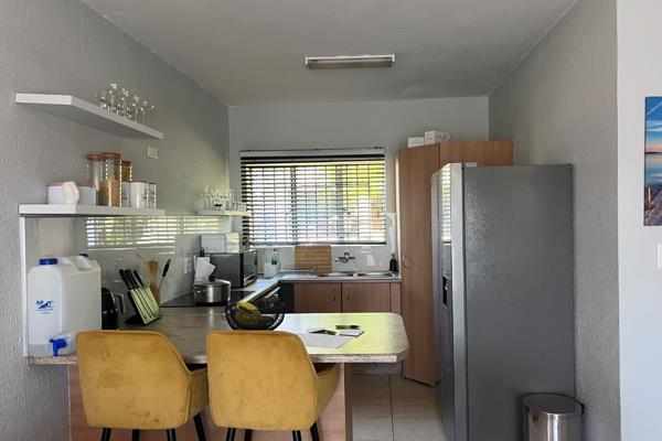 This  two bedrooms apartment is situated in willowbrook next to ruimsig .Surrondedd by ...