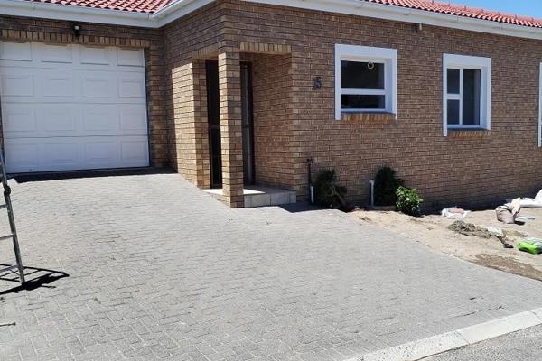 This newly painted townhouse is situated in a quiet close in Ruwari, Brackenfell South.
Open plan living area with sliding door to back ...