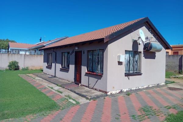 This well-positioned and spacious 3-bedroom, 1-bathroom home in Lenasia South Extension 4 offers an excellent opportunity for ...