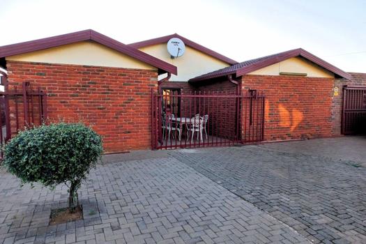 4 Bedroom Townhouse for sale in Bloemside