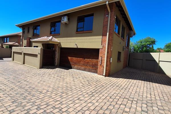 Upmarket open plan double story town house on its own stand of 256 sqm in a secure complex in the green area of Secunda.
* Open plan ...