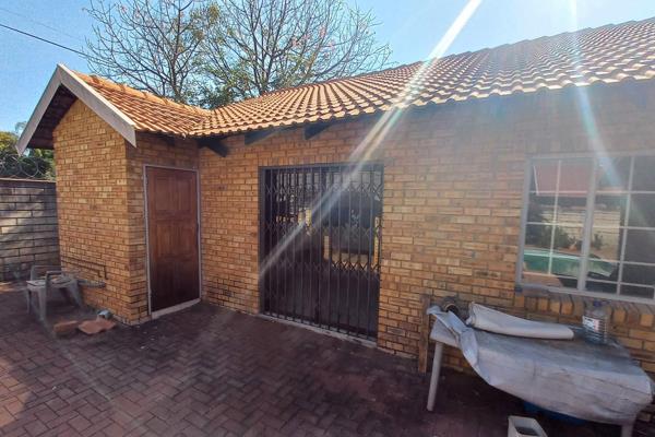 2-bedroom garden cottage to rent 

pre-paid 
secure 
undercover parking 

contact me today to book a viewing 

Just Sell Properties ...