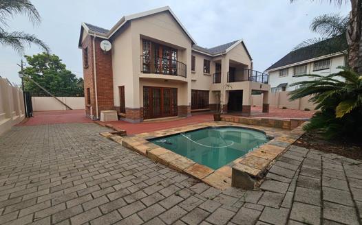 5 Bedroom House for sale in Die Hoewes