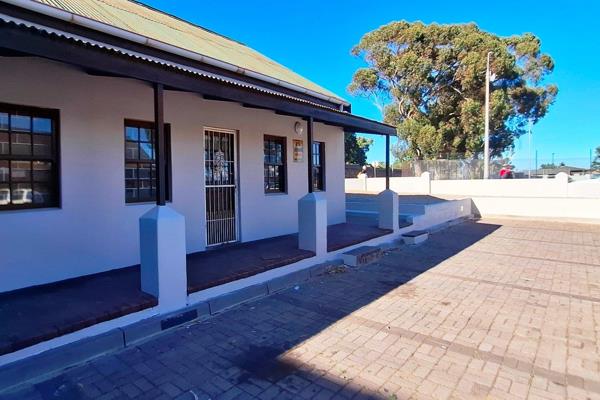 This premises is available in a small business center in Vredenburg on a busy street near hospitals and the main town, offering you the ...