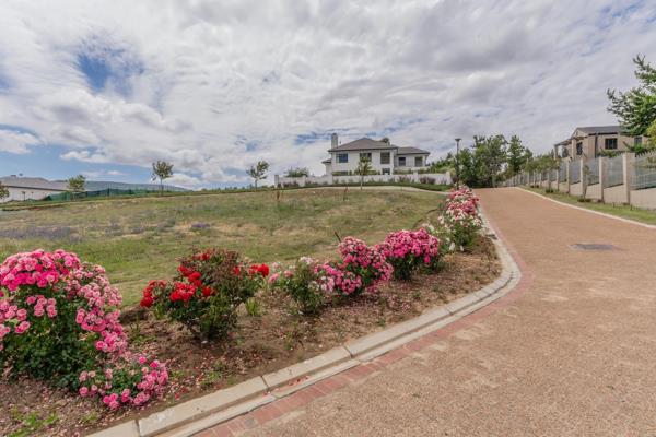 Discover the opportunity to own the last available plot in the beautiful Kleine Parys Estate 2 measuring 874 square meters. This unique property offers breathtaking views of the surrounding mountains and features a north-facing ...