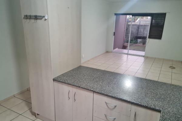 Large 2-bed apartment to let (Please note the photos are of another unit in the complex ...