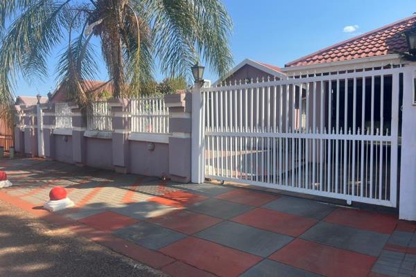 This house in Ga-Rankuwa Unit 17 offers: 
Kitchen with wall-units
3 bedroom with built-in cupboards, main bedroom has en-suite
2 ...