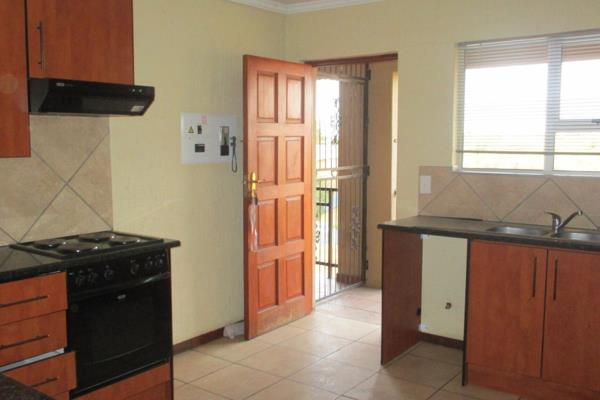 Modern 2-bedroom apartment to rent. This unit is situated close to schools and shops. This unit is an upstairs unit. It offers 2 ...