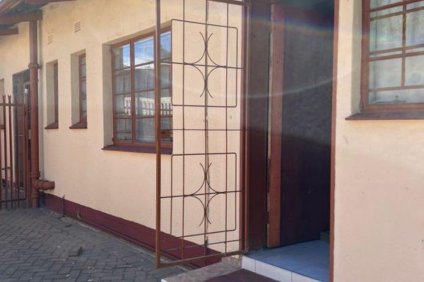 Location: Wilgehof

 Rental: R5,600/month
 Deposit: R6,500
 Contract Fee: R850

 ...