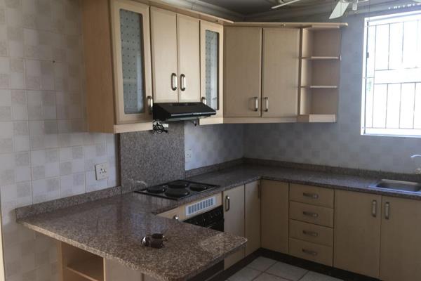 Modern open plan granny flat with fitted kitchen build in cupboards and safe undercover parking
Rental at R 6200 excluding water. ...