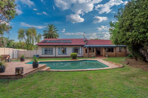 A definition of a family home - Move in Ready. Another exclusive mandate by Rosie Viljoen Real Estate. Wow, what a lovely and charming family home. This home offers a warm loving feeling and has a beautiful layout and flow. ...