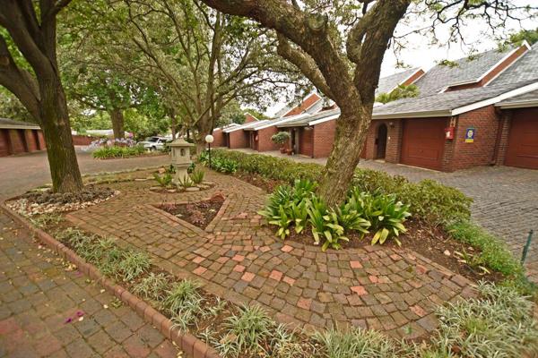 New Listing! Traditional 239sqm face brick double storey townhouse in Drakenstein complex located in Morningside, Sandton.
The ...