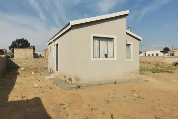 Rdp house for in soshanguve MM 
Consist of the following

2 bedroom

1 kitchen

1 ...