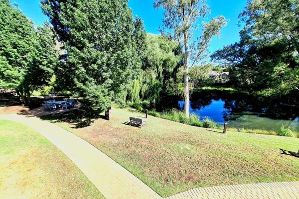 This cosy studio apartment in the heart of Douglasdale Retirement Village offers a ...