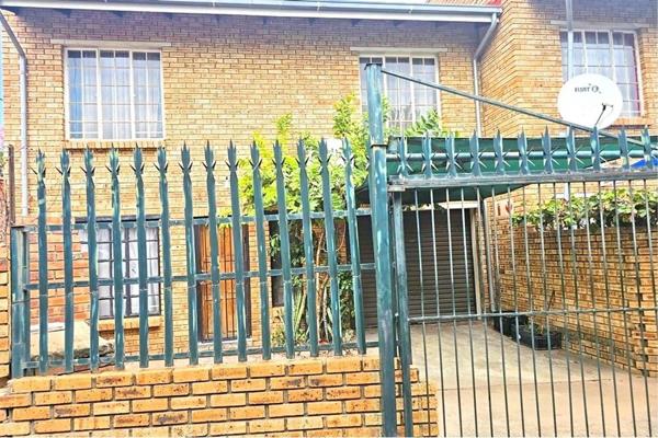 A 3-bedroomed duplex townhouse in a peacefully complex in Rustenburg CBD.
Enter this  townhouse onto the open plan design, combination ...