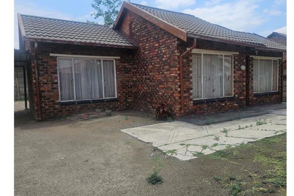 Welcome to this charming 2-bedroom house for rent, perfectly located at Boitekong ext 3. This vacant property is under a sole mandate ...