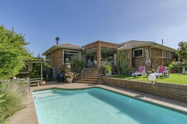 This immaculate, well-appointed large double-storey face brick home is designed with both entertaining and dual living in mind, perfect ...