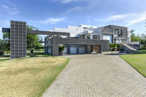 This extraordinary property redefines luxury living, seamlessly blending modern sophistication with the serene beauty of the Vaal ...