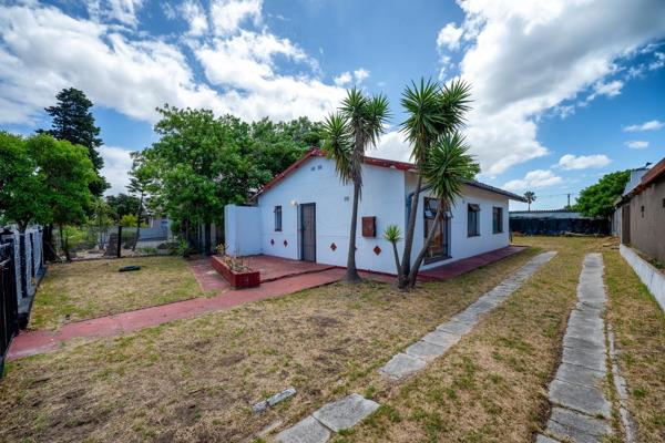 ****Exclusive Mandate**** 
  
Welcome to this charming 3-bedroom home, offering a comfortable living space with the added bonus of a ...