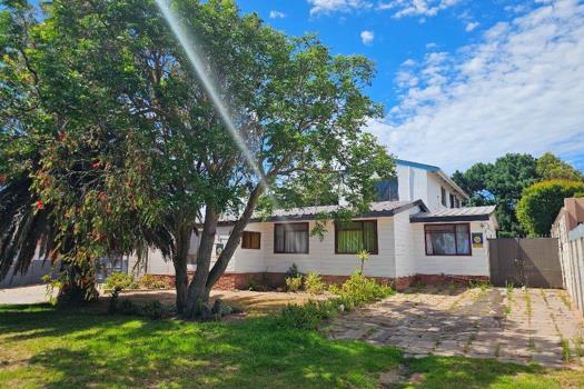 6 Bedroom House for sale in Vredenburg