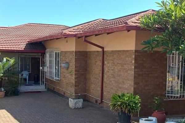 Show B Properties is proud to bring you this once in a lifetime offer.

Mouth-watering property at the heart of Pretoria West.
Dual ...