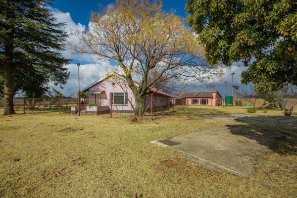 Nestled on a 8-hectare property, this farm is ideal for small-scale farming. Located in the quiet area of Elandsvlei, the farm boasts a ...