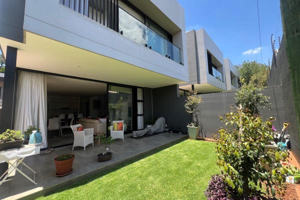 Ultra Modern 3 Bedroom Town House 

This contemporary townhouse is  224 sqm
 
Open plan granite topped kitchen with gas hob and ...