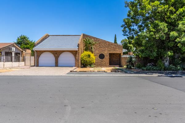 Stunning Family Home with Granny Flat in Klein Parys, Paarl

This exquisite property in the sought-after Klein Parys suburb of Paarl ...