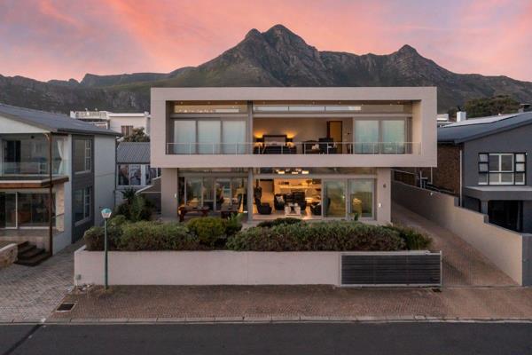 Prepared to be amazed! Characterized by voluminous open-concept spaces and windows of double-glazed glass, the contemporary design flaunts a sublime ocean panorama to the south and partial mountain views to the north. Nico van ...