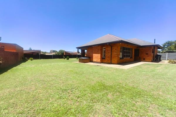 Sole Mandate
A spacious 3 bedroom house built on a massive piece of land in a peaceful neighbourhood is for sale. 

This is good ...