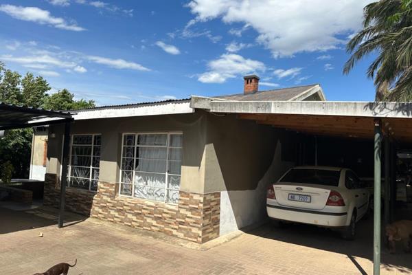 A rare find at the foothills of the Drakensberg in the heart of Bergville - is this property which offers an open plan lounge/ dining ...