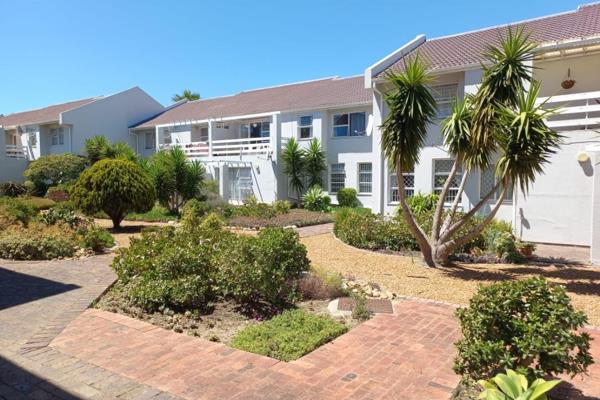 Very spacious 3 Bed apartment on the 2nd floor in Secure Complex, Somerset West. ...