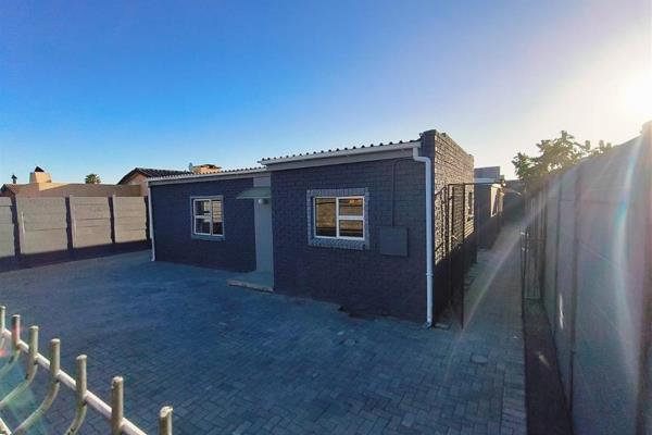 2 Units currently available in Gaylee, Blackheath. Recently renovated.&#160; 
Pictures ...