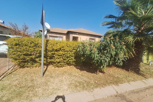 3 bedroom house for sale in Rosslyn nkwe 
3 bedroom 
2bathroom 
1 kitchen 
1 living 
1 dining room 