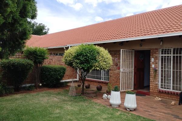 This lovely well situated property is safe and secure.
Newly renovated with lovely Tiled and laminate flooring right through.
Two ...