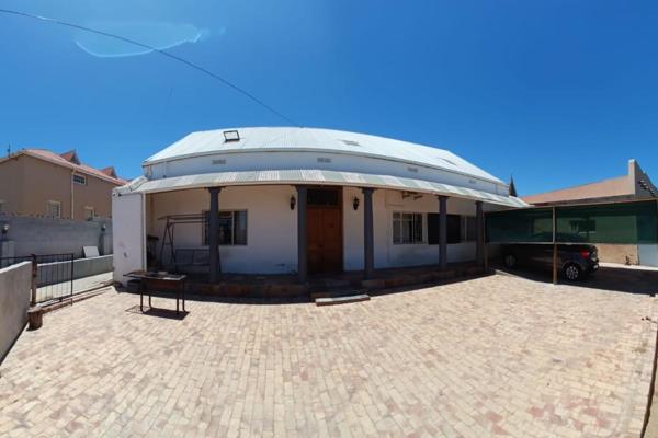 Huis TE KOOP in Vanrhynsdorp
4 x slaapkamers met ingeboude kaste en dak fans.
Ekstra pak ...