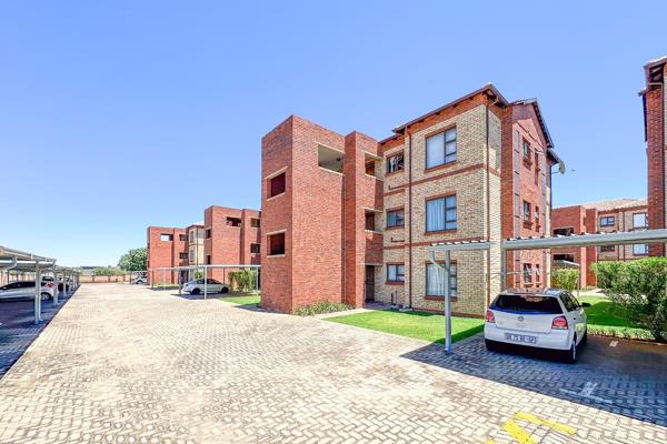 Two bedroom top floor apartment for rent in Stonebridge, Randpark Ridge.
The top floor unit is available for 1 Jan 2025.
The unit ...