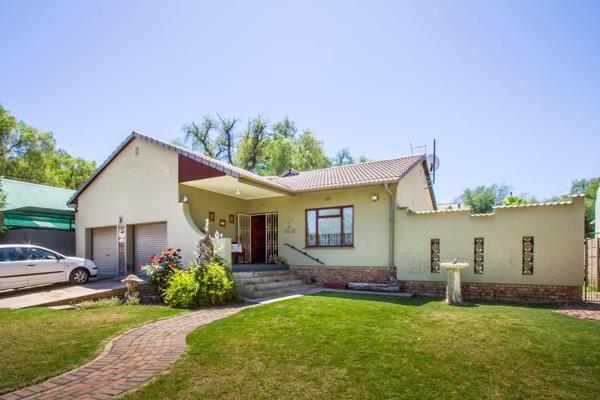 Nestled in a peaceful cul-de-sac of Oudtshoorn, this charming 3-bedroom, 2-bathroom home offers the perfect blend of tranquility and ...