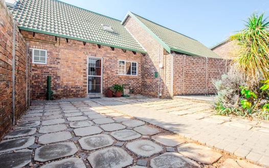 3 Bedroom Townhouse for sale in Glen Marais