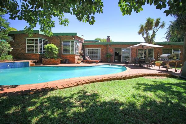 Discover this stunning family home in the heart of Helderkruin, offering the perfect blend of comfort, style, and security. Situated in ...