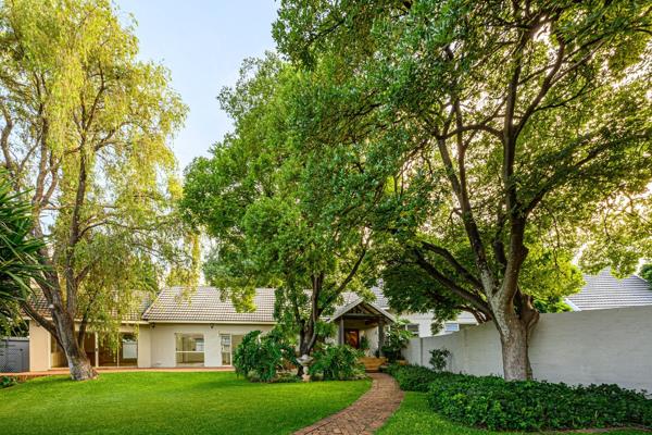 Dual Mandate
This exceptional property is a true gem nestled in the tranquil and sought-after neighborhood of Oewersig. 
Boasting ...