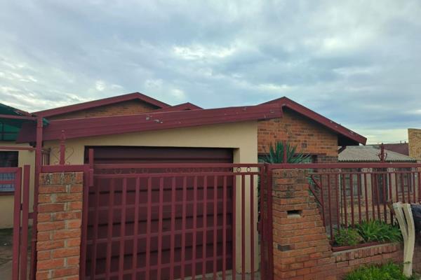 Available Immediately!

3 bedrooms
1 Bathroom
Separate Toilet
Lounge
Kitchen
Garage with a car port
Prepaid water
Pre-Paid ...