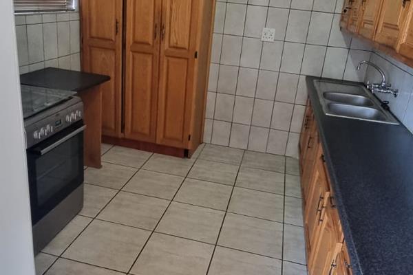 Wifi available at extra cost of r400

2 bedroom flat 
1 bathroom
seperate toilet
lounge/dining
tiled
1 garage