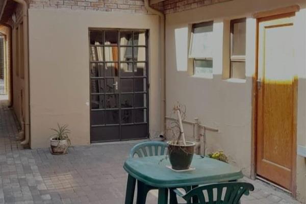 •	Additional R300 on rent during winter (June, July, August)
•	Own Bedroom
•	Shared ...